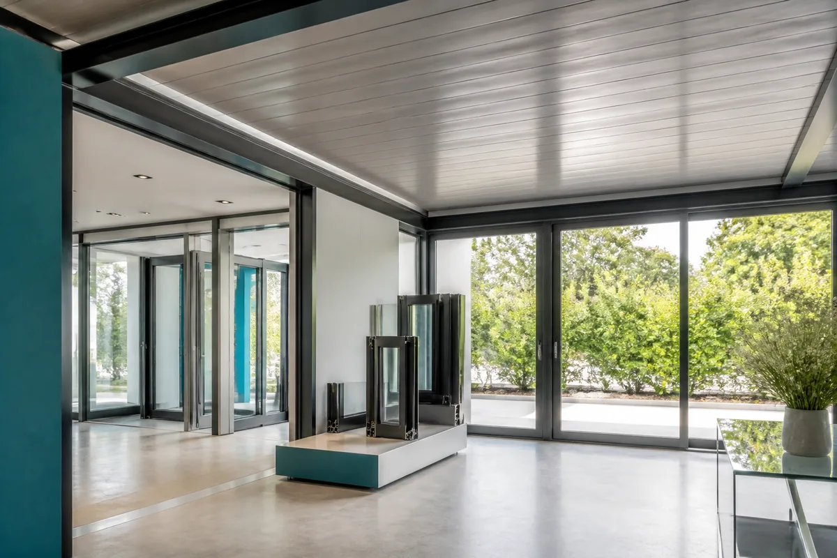 Faux plafond à lames posé sous la toiture d’une véranda aluminium