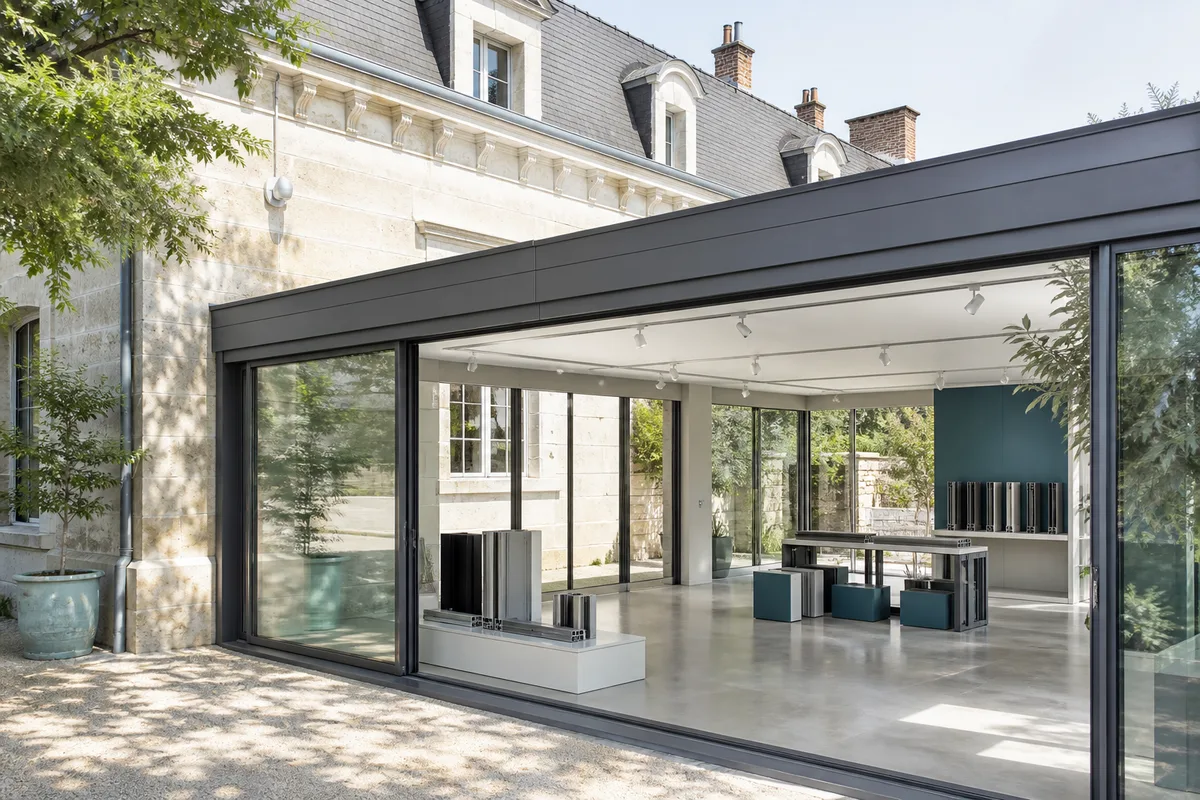 Véranda aluminium contemporaine adossée à une maison nantaise en pierre
